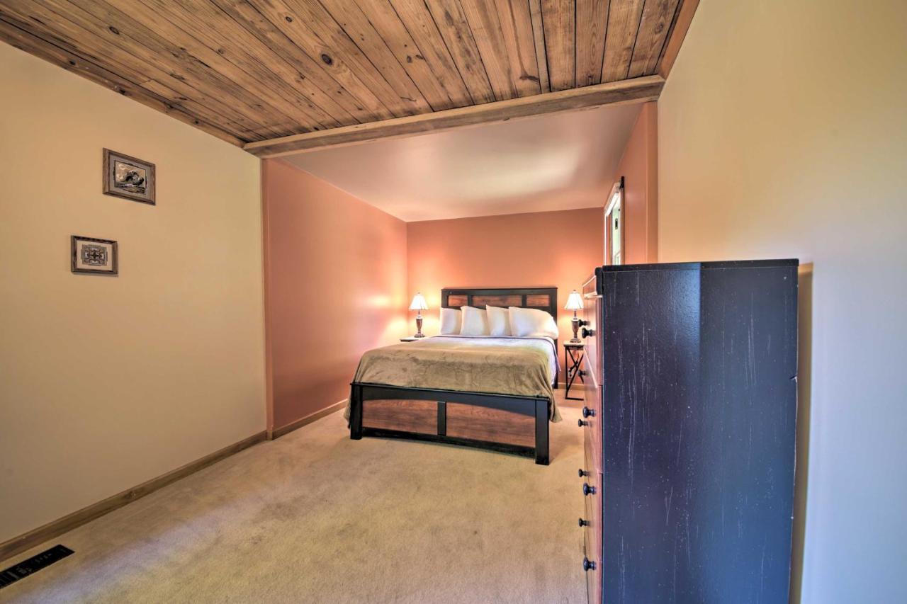 Pet-Friendly Cottage With Fire Pit - 3 Mi To Siu! Carbondale Eksteriør bilde
